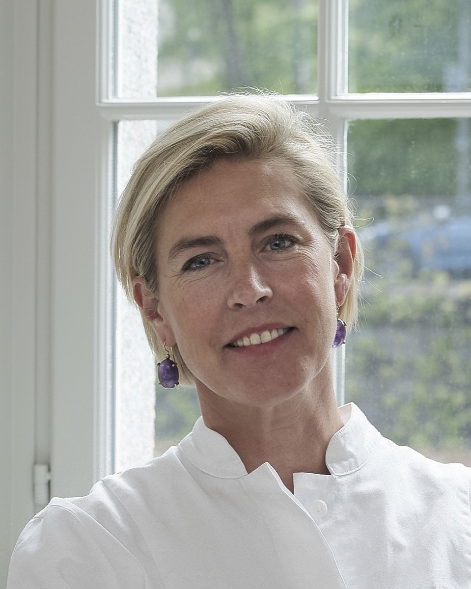 Dr. med. Bettina von Seefried am Fenster